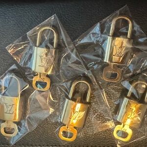 LV lock & Key, multiples of some numbers, gold and clean